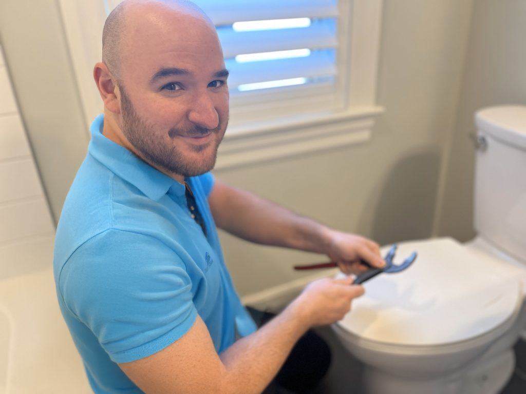 fast plumber fixing toilet